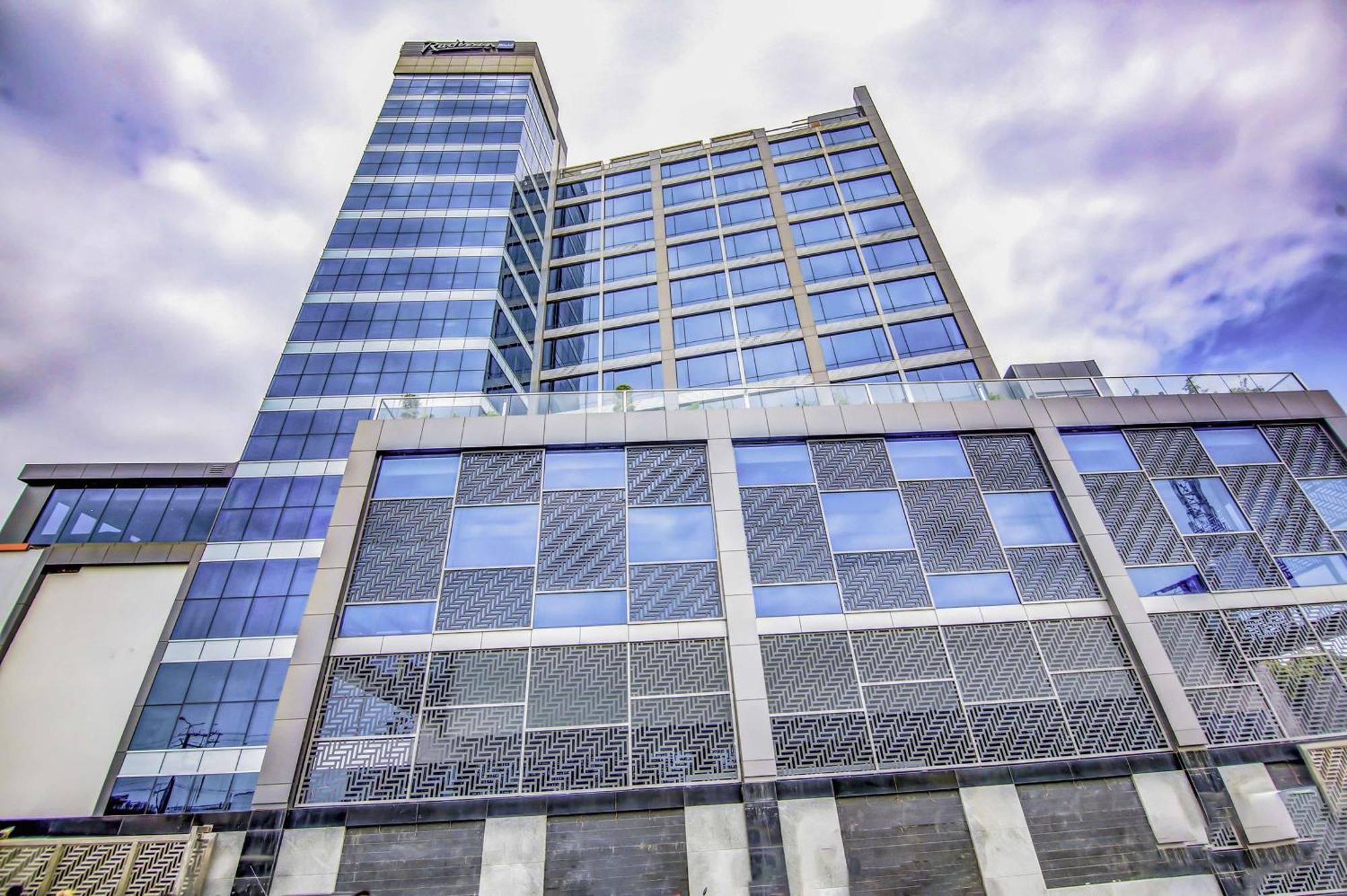 ホテル Radisson Blu ゴーラクプル エクステリア 写真
